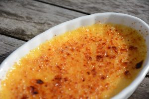 Eine Schale Crème brû­lée