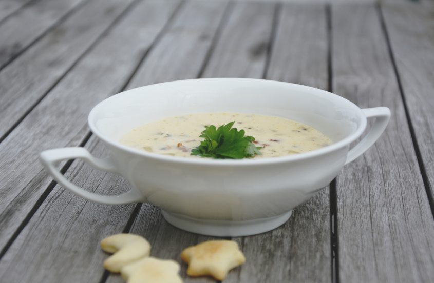 Eine Schale Clam Chowder mit Oyster Cracker