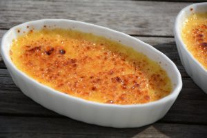 Eine Schale Crème brû­lée