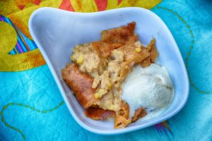 Eine Schale mit der Nachspeise "Indian Pudding"