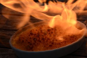 Crème brû­lée mit Flamme des Bunsenbrenners