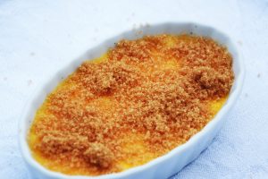 Crème brû­lée mit braunem Zucker