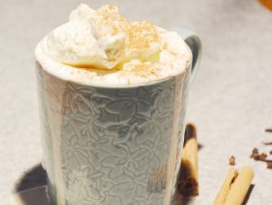 Mexikanische heiße Schokolade mit Chili und Sahnehaube