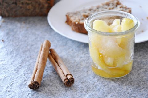 Bananenbrot mit warmen Äpfeln