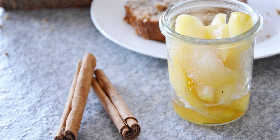 Bananenbrot mit warmen Äpfeln