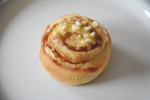 Kanelbullar, schwedische Zimtschnecke mit Hagelzucker